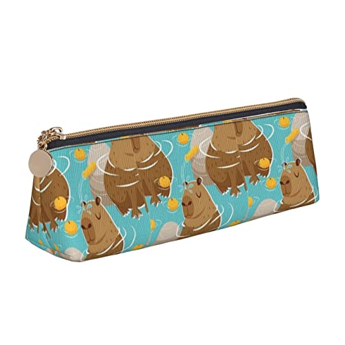 Oudrspo Federmäppchen mit niedlichem Capybara-Tiermuster, dreieckiges Stiftetui, tragbares Federmäppchen, Leder-Organizer mit Reißverschluss, Kosmetiktasche Oudrspo Federmäppchen mit niedlichem Capybara-Tiermuster, dreieckiges Stiftetui, tragbares Federmäppchen, Leder-Organizer mit Reißverschluss, Kosmetiktasche von Oudrspo