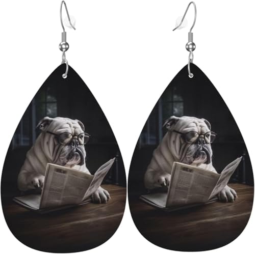 Süße Bulldogge liest die Zeitung Aquarell Weihnachtsblätter Leder Tropfenohrringe für Frauen Dekorationen von Oudrspo