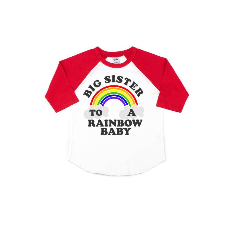 Große Schwester Regenbogen Baby Schwangerschaft Ankündigung T-Shirt von Our5loves