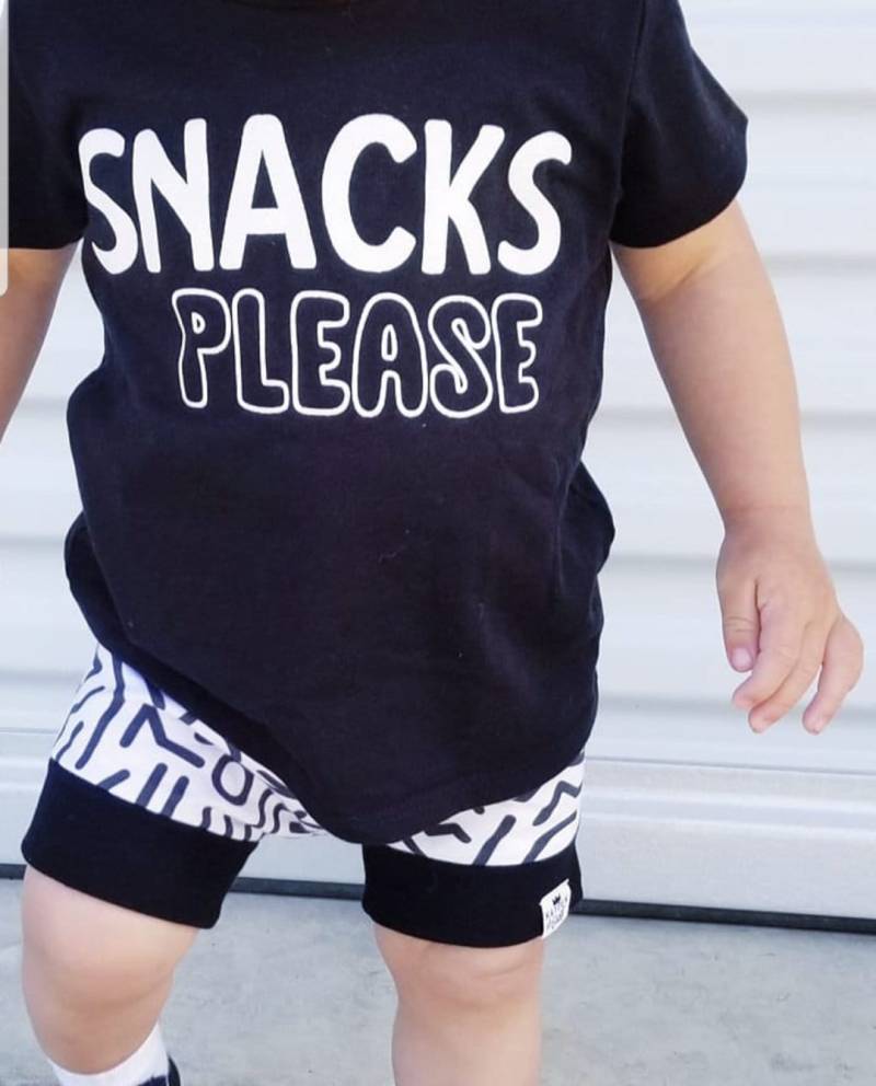 Kleinkind-Snack-Shirt, Kinder-Food-Shirt, Snacks Bitte, Lustiges Knabenshirt, Mädchen-Grafiktee, Niedliche Kleinkindkleidung, Siebdruck-Shirt von Our5loves