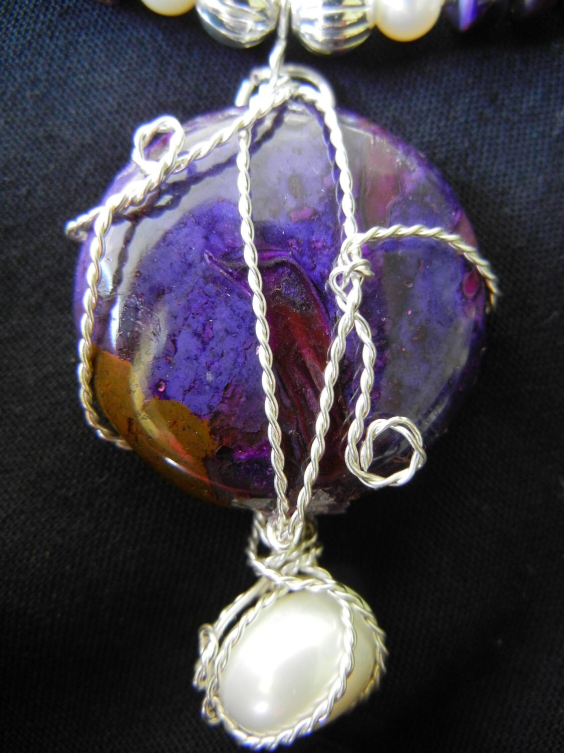 Draht Gewickelte Kette Aus Sugilith, Perle Und Variscit-Heishi-Perlen 46 cm Draht Gewickelte Kette Aus Sugilith, Perle Und Variscit-Heishi-Perlen 46 cm von OurDesignerJewelry