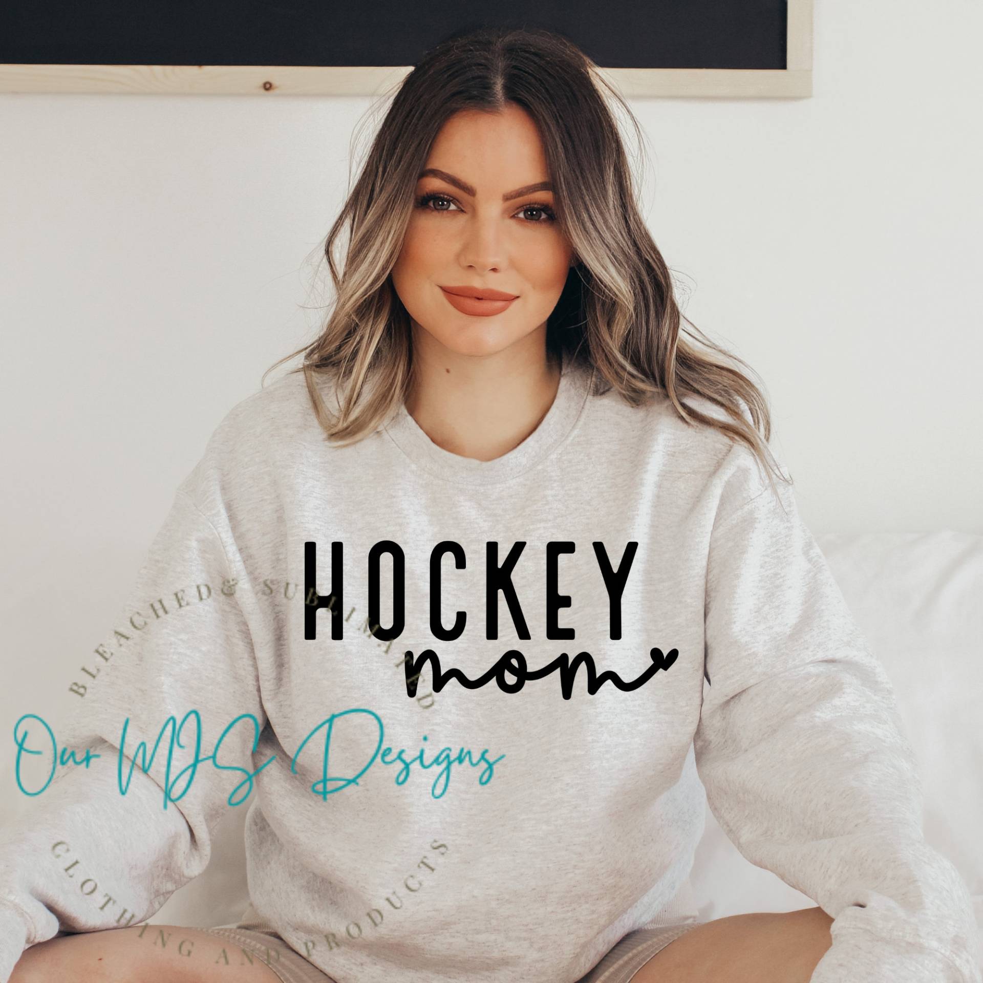 Hockey Mom Gebleichtes T-Shirt, Rundhalsausschnitt, Mama Geschenk, Hockey-Team-T-Shirt, Hockeyspieler-T-Shirt, Hockey-Sweatshirt von OurMJsDesigns