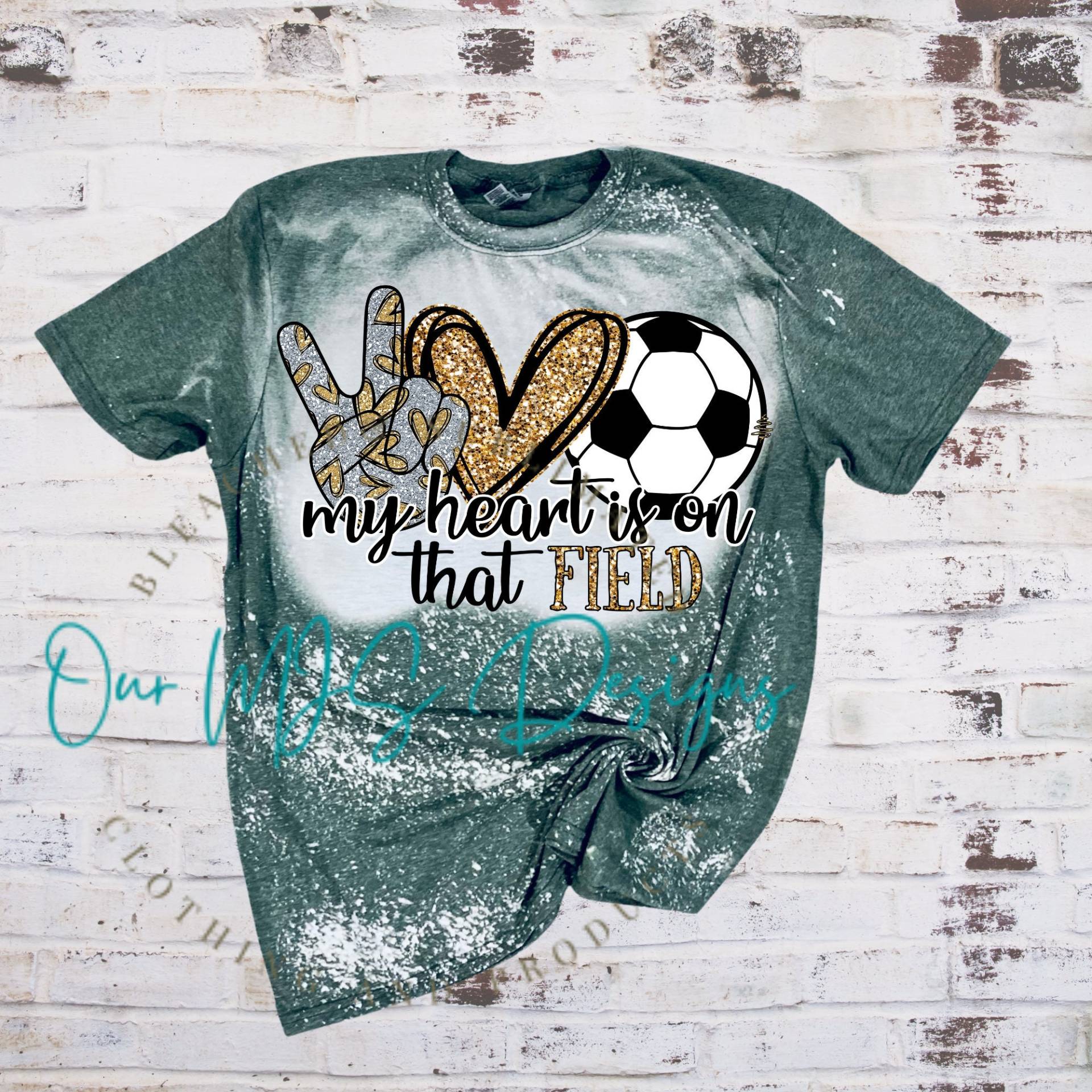 Mein Herz Ist Auf Diesem Feld Fußball-T-Shirt, Fußball-Sweatshirt, Dem Mit Rundhalsausschnitt, Fußball-Mama, Fußball-Papa-Shirt von OurMJsDesigns