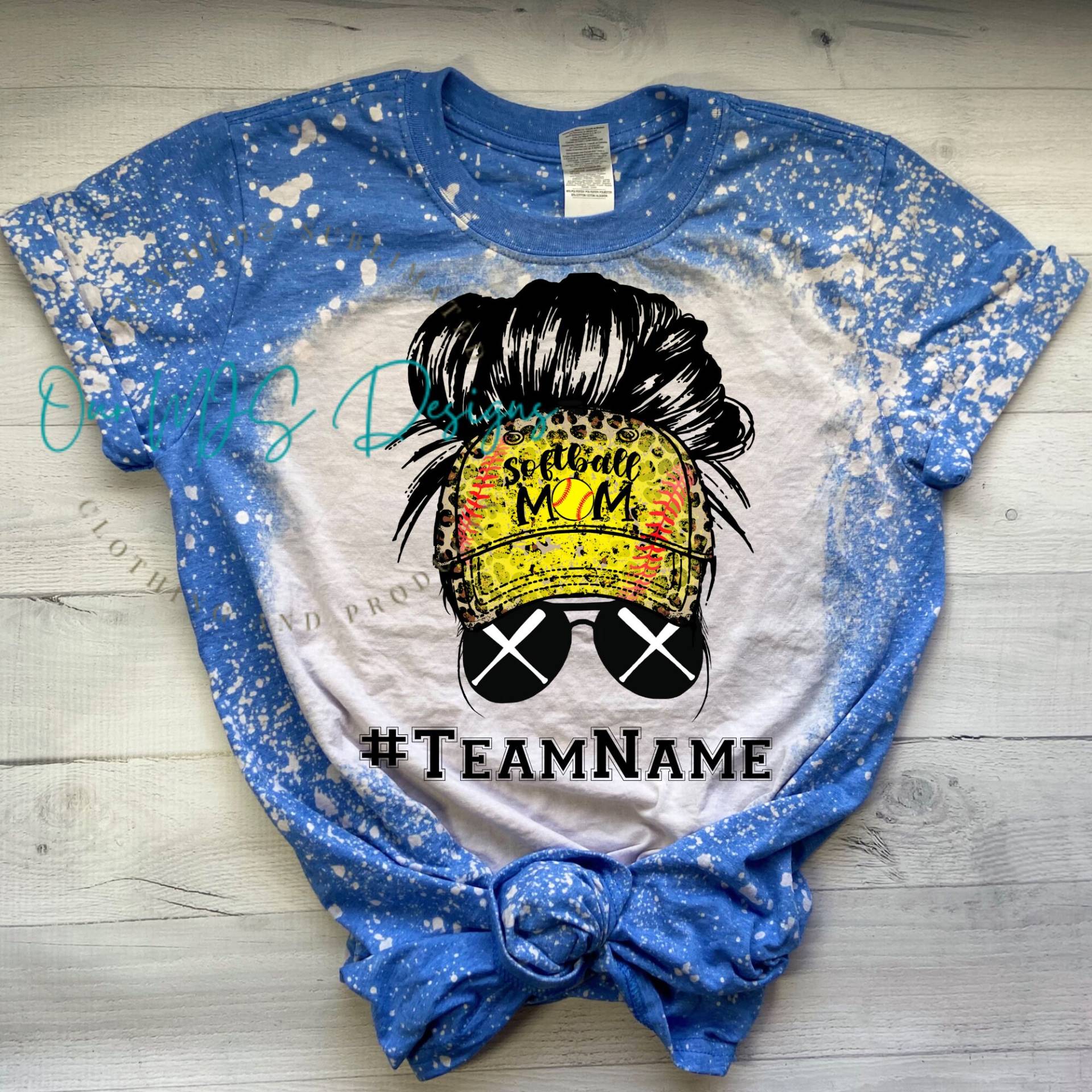 Softball Kundengerechtes T-Shirt | Fügen Sie Ihren Teamnamen in # Hinzu, Mama Bleichmittel T-Shirt, Sweatshirt, Spieler Passendes Shirt von OurMJsDesigns