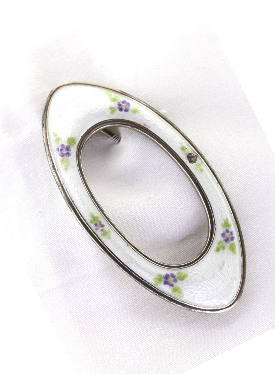 Antike Champleve Emaille Charles Robbins Sterling Silber Pin, Guilloche Schärpe Pin von OurPersonalGoldsmith