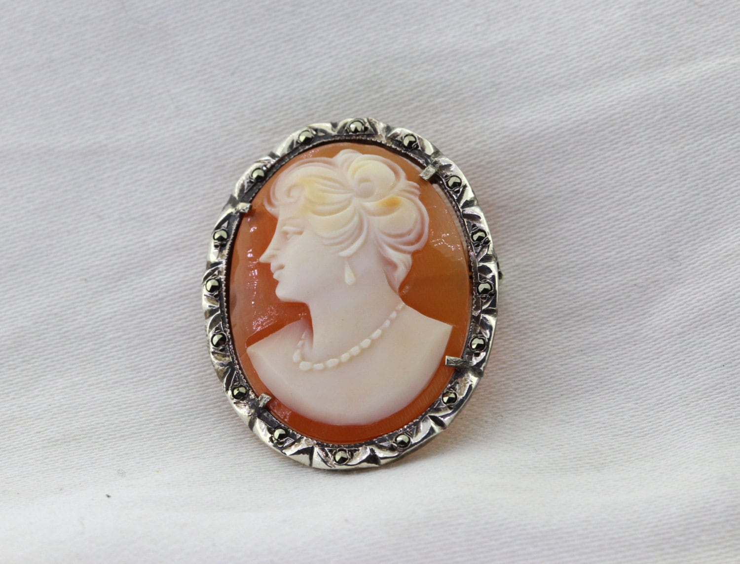 Jahrgang Cameo-Anhänger, Sterling Silber Cameo Pin, Shell Mit Marcasites von OurPersonalGoldsmith