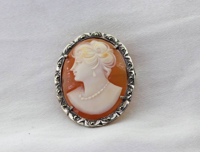 Jahrgang Cameo-Anhänger, Sterling Silber Cameo Pin, Shell Mit Marcasites von OurPersonalGoldsmith