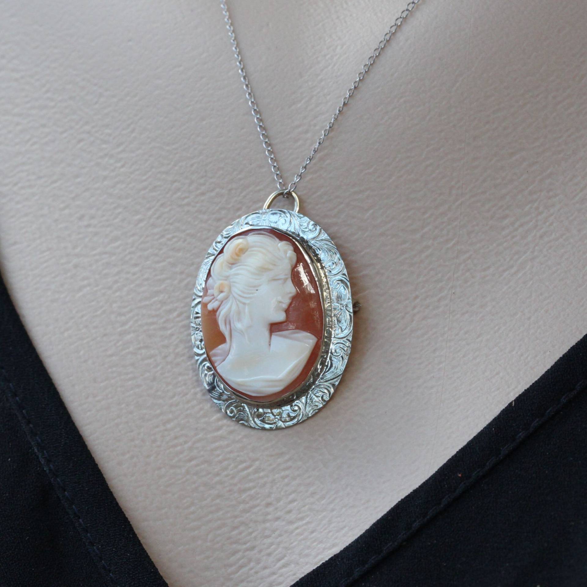 Vintage Cameo-Anhänger, Weißgold Cameo Pin Anhänger, Von Hand Graviert Geschnitzt Shell von OurPersonalGoldsmith