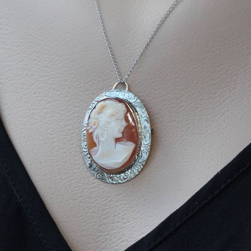 Vintage Cameo-Anhänger, Weißgold Cameo Pin Anhänger, Von Hand Graviert Geschnitzt Shell von OurPersonalGoldsmith