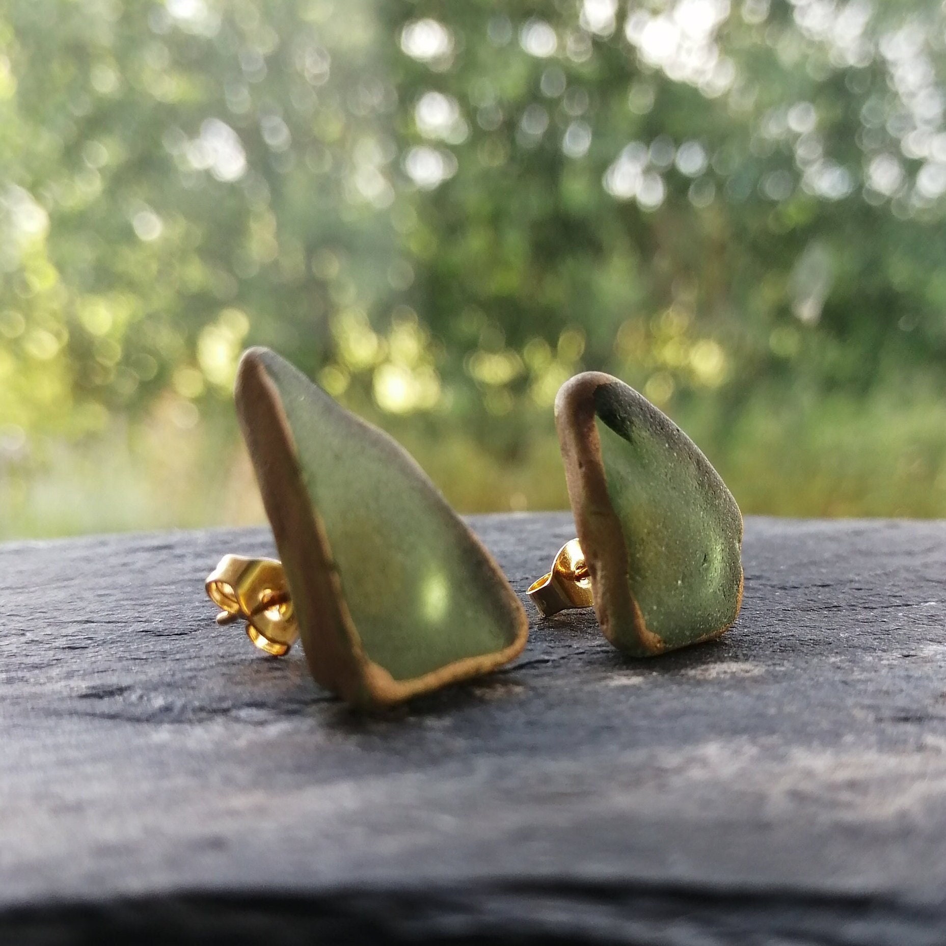 Grüne Seeglas Ohrstecker Gold Bemalter Upcycled Strandschmuck Grüne Seeglas Ohrstecker Gold Bemalter Upcycled Strandschmuck von OurPrettyUniverse