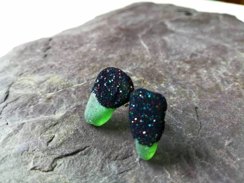 Grüne Seeglasohrringe, Schwarze Samtglitzerohrringe, Glitzerohrringe, Partyohrringe, Funkelnde Ohrringe, Geschenk Für Eine Freundin von OurPrettyUniverse