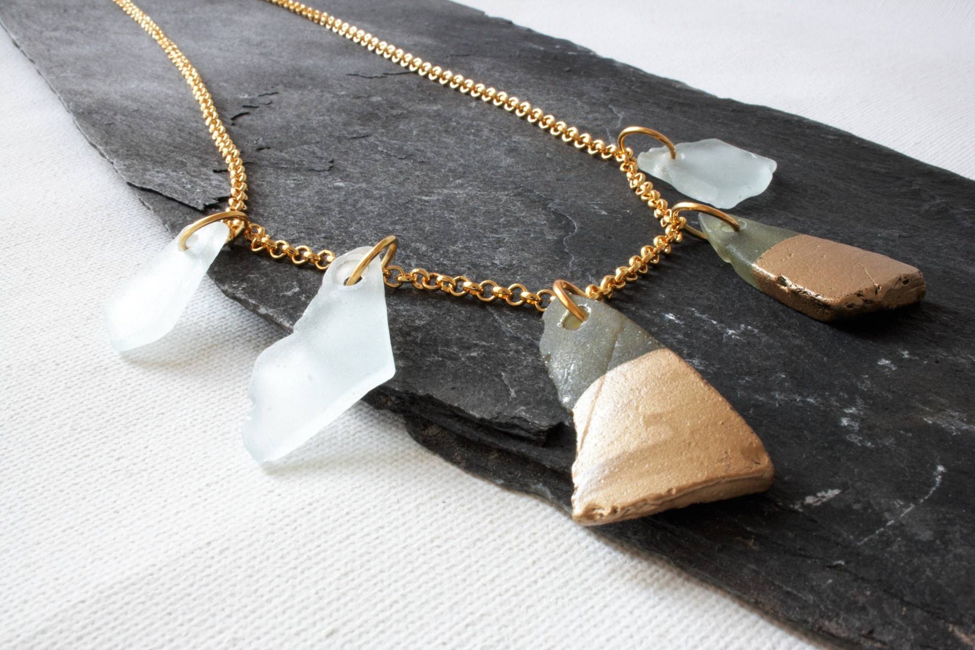 Handgemachte Einzigartige Goldketten-Halskette Aus Recyceltem Seeglas-Charme, Ein Schönes Geschenk Für Strandliebhaber Handgemachte Einzigartige Goldketten-Halskette Aus Recyceltem Seeglas-Charme, Ein Schönes Geschenk Für Strandliebhaber von OurPrettyUniverse