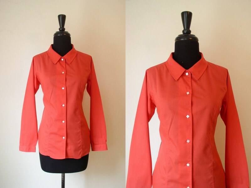 Vintage 1960Er Koralle Bluse/60Er Jahre The Villager Shirt Mit Diamant Perlmutt Knöpfen von OurTownVintage