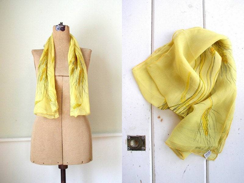 Vintage 1960Er Vera Seidenchiffon Schal/Fields Of Gold 60Er Jahre Gelber Signierter Hand Gerollter von OurTownVintage