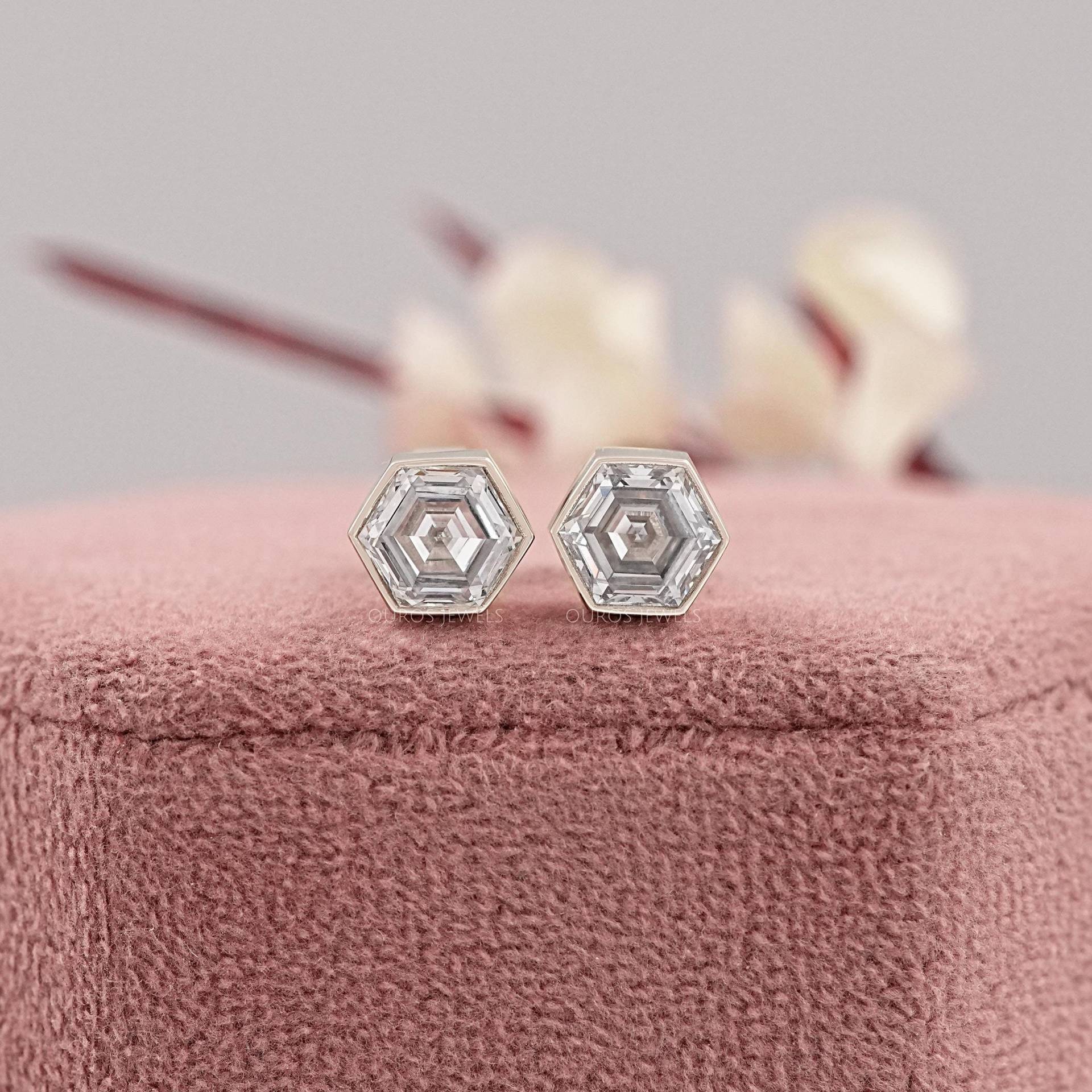 Sechseck-Schliff-Diamant Solitär-Bolzenohrringe, Konfliktfreie Diamant-Lünette Gesetzt Ohrringe, Handgemachte Diamantohrringe Für Sie von OurosJewelsLlc