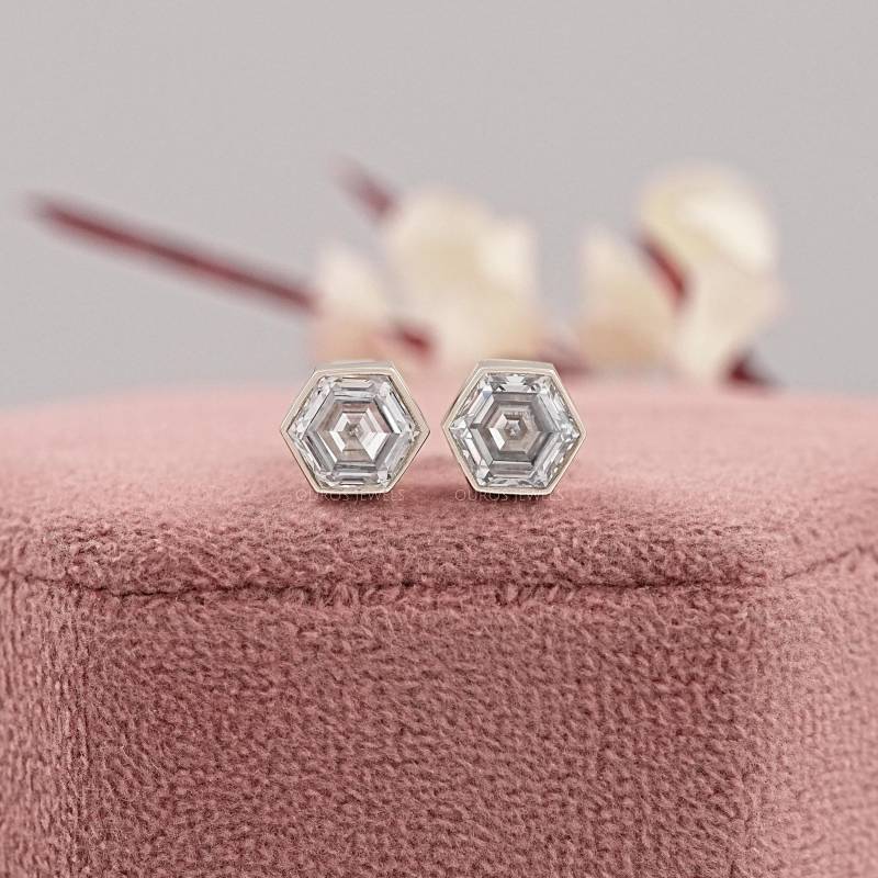 Sechseck-Schliff-Diamant Solitär-Bolzenohrringe, Konfliktfreie Diamant-Lünette Gesetzt Ohrringe, Handgemachte Diamantohrringe Für Sie von OurosJewelsLlc