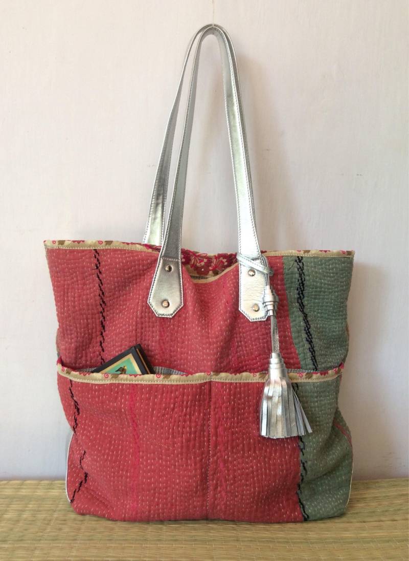 Kantha Tasche - Silber Leder Antike Gudari Windeltasche Handtasche Umhängetasche Strandtasche von Ouseko