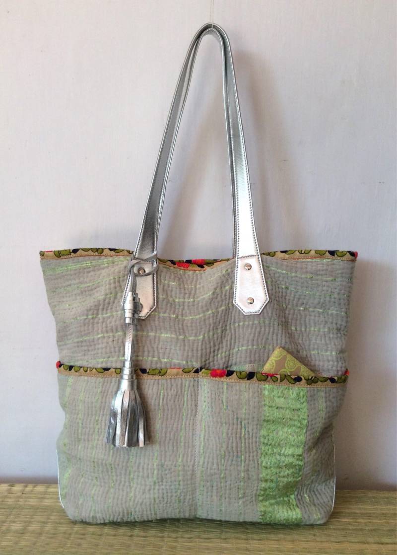 Kantha Tasche - Silber Leder Antike Gudari Windeltasche Handtasche Umhängetasche Strandtasche von Ouseko