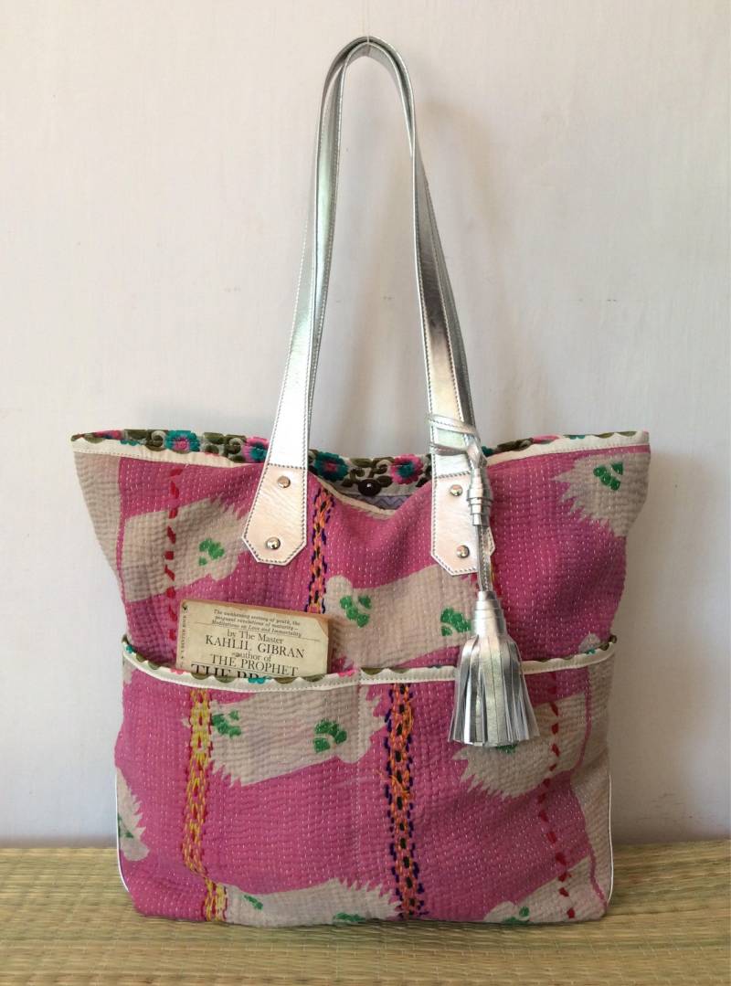Kantha Tasche - Silber Leder Antike Gudari Windeltasche Handtasche Umhängetasche Strandtasche von Ouseko