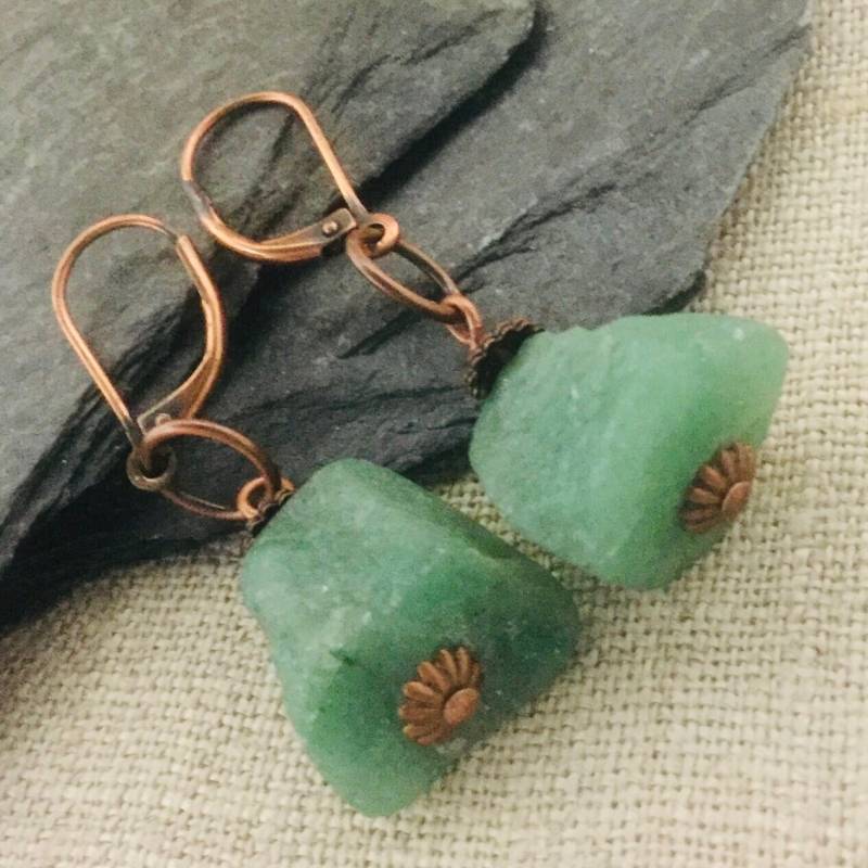 Rohe Aventurin Edelstein-Ohrringe Rustikales Kupfer, Salbeigrün von OutOfMyBarn