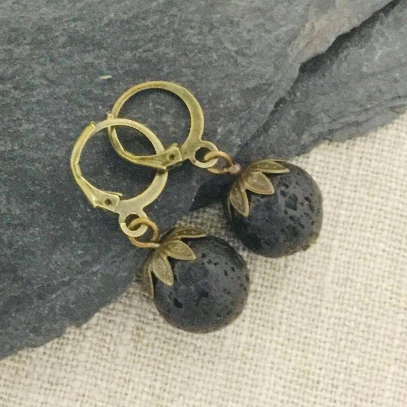 Messing Lava Ohrringe Schwarz Minimalist Aromatherapie, Cottage Kern Messing Lava Ohrringe Schwarz Minimalist Aromatherapie, Cottage Kern von OutOfMyBarn