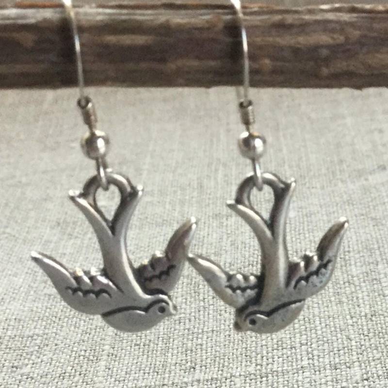 Ohrringe Liebe Vögel Baumeln Tropfen Schwalbe Zinn Charms, Sterling Silber Französisch Ohrhaken von OutOfMyBarn