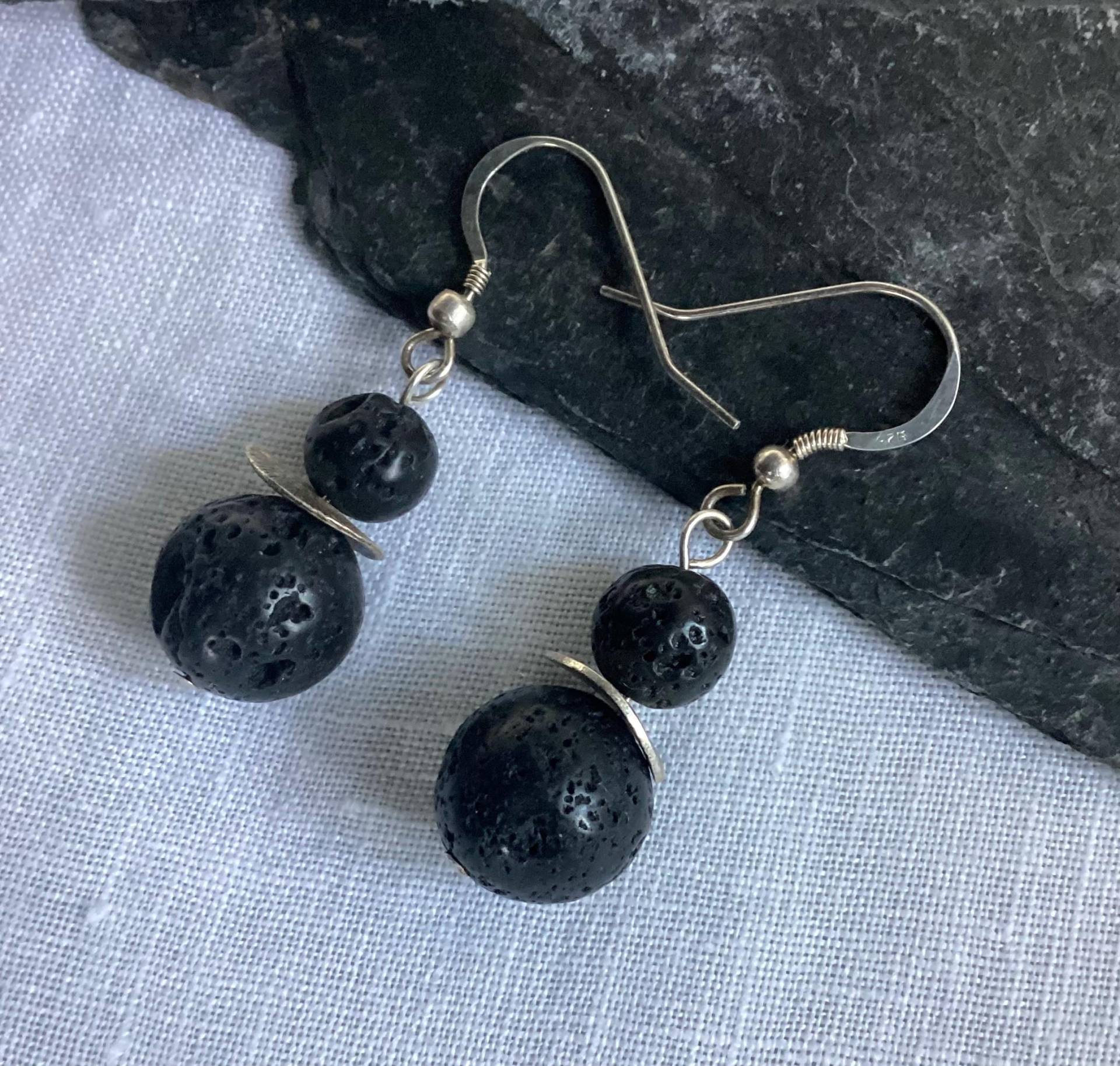 Schwarze Lava Ohrringe Sterling Silber Elemente Easy Fix Ohrhaken Leicht Schwarze Lava Ohrringe Sterling Silber Elemente Easy Fix Ohrhaken Leicht von OutOfMyBarn