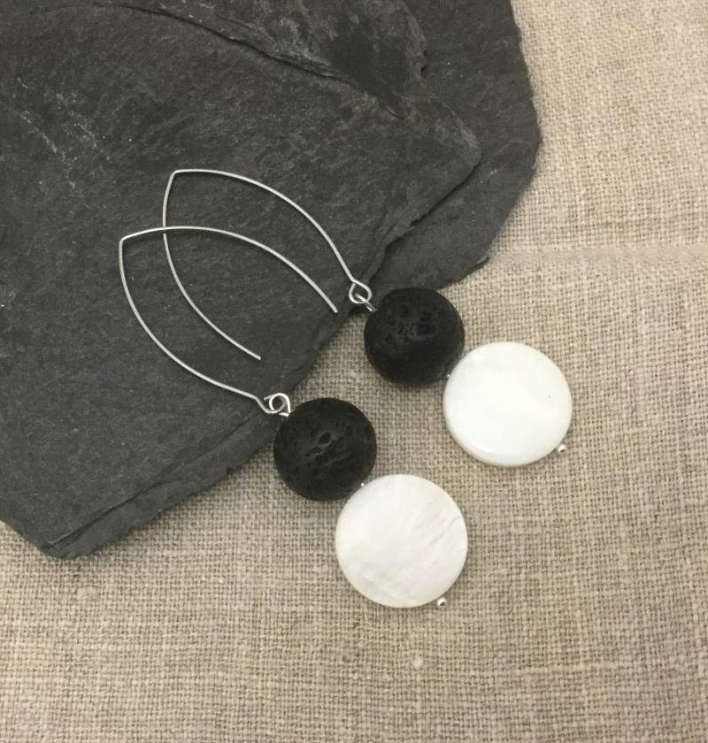 Schwarze Lava & Perlmutt Tropfen Ohrringe Art Deco Aromatherapie Diffuser Schwarze Lava & Perlmutt Tropfen Ohrringe Art Deco Aromatherapie Diffuser von OutOfMyBarn