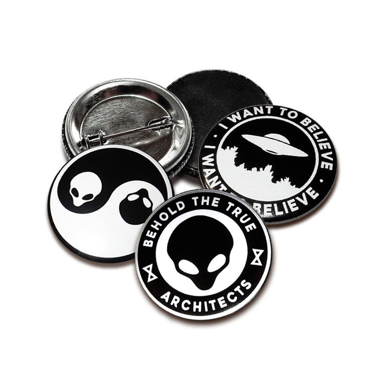 Alien Button Set, 3 Buttons Mit Anstecknadel/Magnet von OutOfStepArtworks