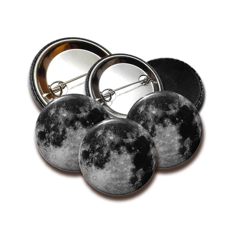 Mond Button Set, 25mm/38mm | 1"/1, 5" Mit Anstecknadel Magnet von OutOfStepArtworks