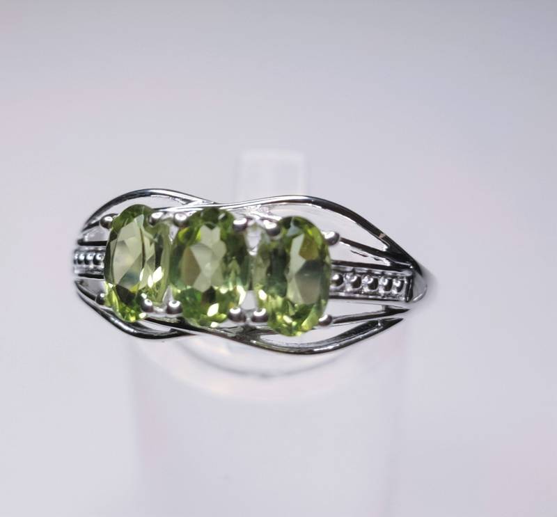 Ring - Peridot | 1.650Ct. 3-Stein-Ring | Größe Verfügbar Aus Sterling Silber. Kostenloses Porto von OutTheBoxStudio