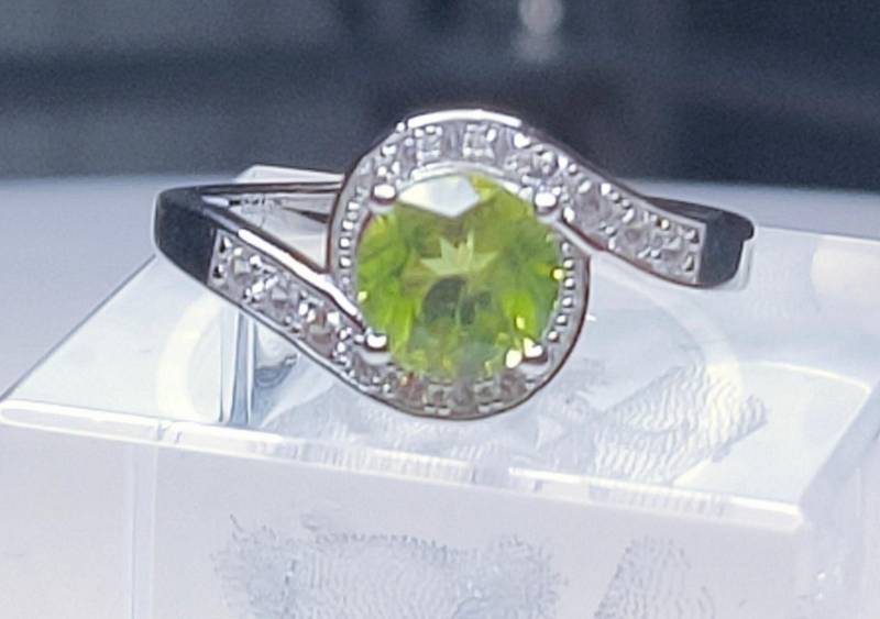 Ring - Peridot-Bypass-Ring | Größe Q in Rhodium Overlay Aus Sterlingsilber 1.860Ct. Kostenloses Porto von OutTheBoxStudio