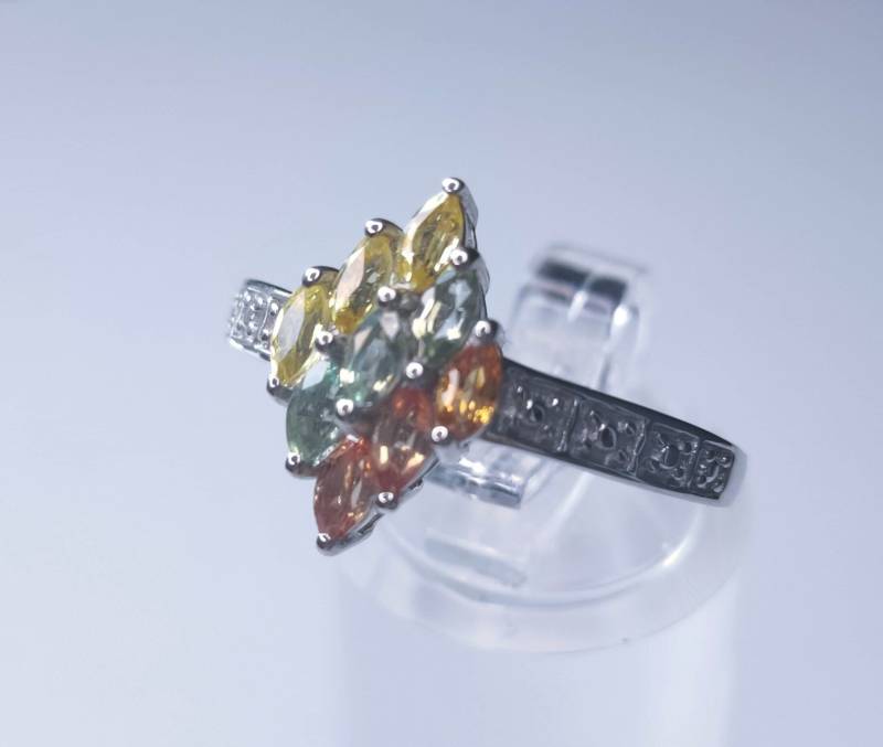 Ring - Saphir | Regenbogen Cluster-Ring | Größe O in Sterling Silber Mit Platinauflage. Kostenloses Porto von OutTheBoxStudio