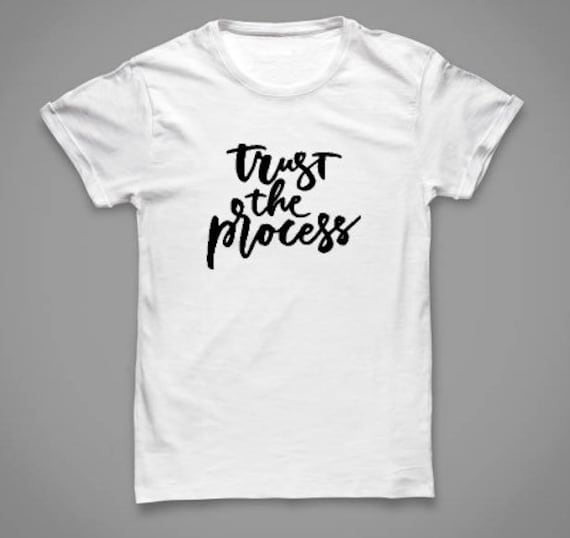Inspiration T-Shirt | Benutzerdefinierte Vertrauen Sie Dem Prozess Inspiration T-Shirt | Benutzerdefinierte Vertrauen Sie Dem Prozess von OutToMakeGreatness