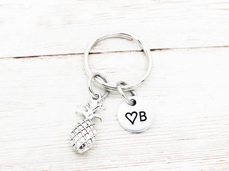 Zierliche Ananas Schlüsselanhänger, Obst Schlüssel Charms, Benutzerdefinierte Initiale Geschenk, Brautjungfer Gefälligkeiten Zierliche Ananas Schlüsselanhänger, Obst Schlüssel Charms, Benutzerdefinierte Initiale Geschenk, Brautjungfer Gefälligkeiten von OuterWonders