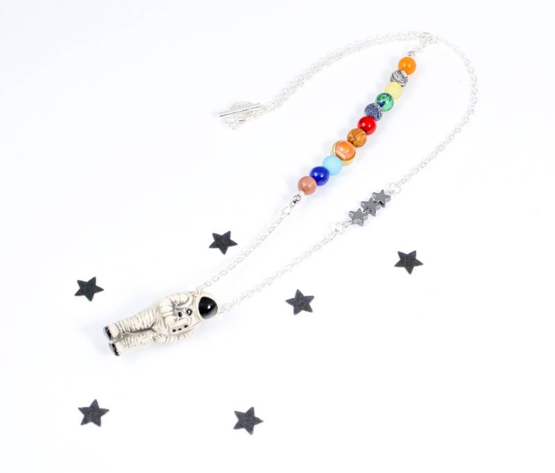 Astronaut Planet Halskette, Sonnensystem Halsketten, Weltraum Geschenke, Wissenschaftslehrer Geschenk, Geeky Astrologie Schmuck, Mond Anhänger Astronaut Planet Halskette, Sonnensystem Halsketten, Weltraum Geschenke, Wissenschaftslehrer Geschenk, Geeky Astrologie Schmuck, Mond Anhänger von OuterWonders