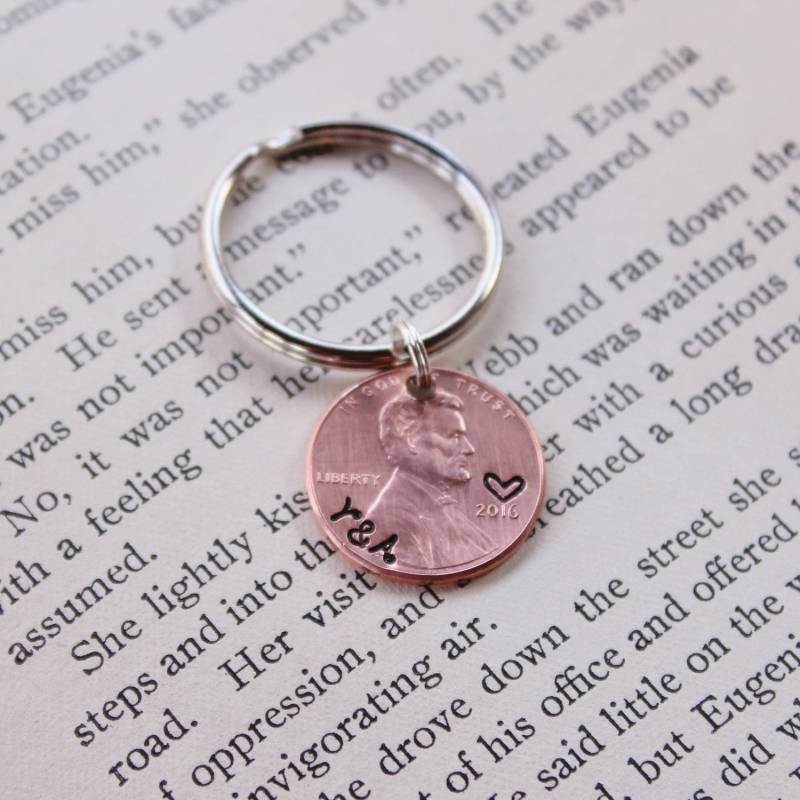 Benutzerdefinierte Paare Initialen Schlüsselanhänger, Paar Penny Geschenk Für Freund Freundin, Hochzeitsgeschenke, Jahrestag Ehemann Benutzerdefinierte Paare Initialen Schlüsselanhänger, Paar Penny Geschenk Für Freund Freundin, Hochzeitsgeschenke, Jahrestag Ehemann von OuterWonders