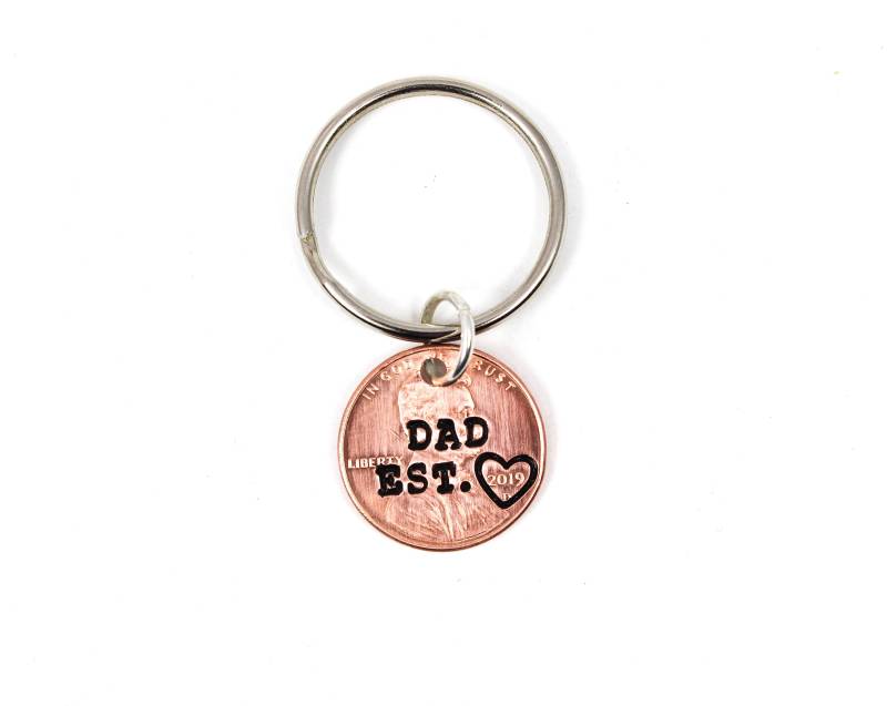 Dad Est Keychain, Keyring, Gift, Daddy Gift For Dad, New Husband Father Ihn Dad Est Keychain, Keyring, Gift, Daddy Gift For Dad, New Husband Father Ihn von OuterWonders