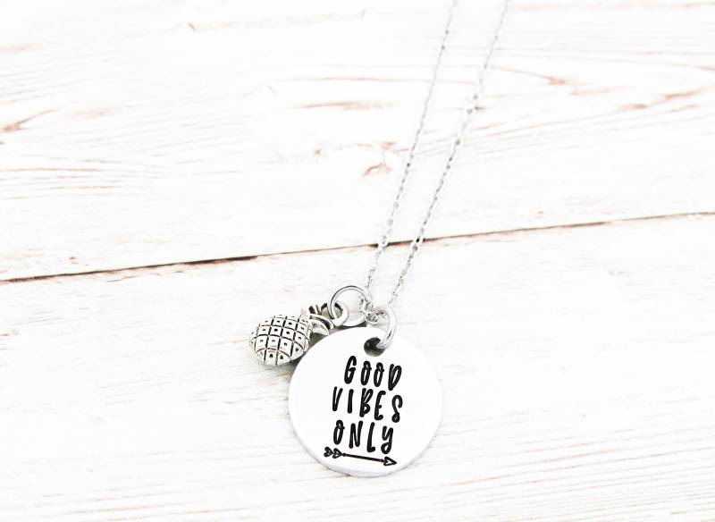 Good Vibes Halskette, Ananas Only, Inspirierendes Geschenk, Zitat Positive Vibes, Handgestempelt, Freundschaftskette Good Vibes Halskette, Ananas Only, Inspirierendes Geschenk, Zitat Positive Vibes, Handgestempelt, Freundschaftskette von OuterWonders
