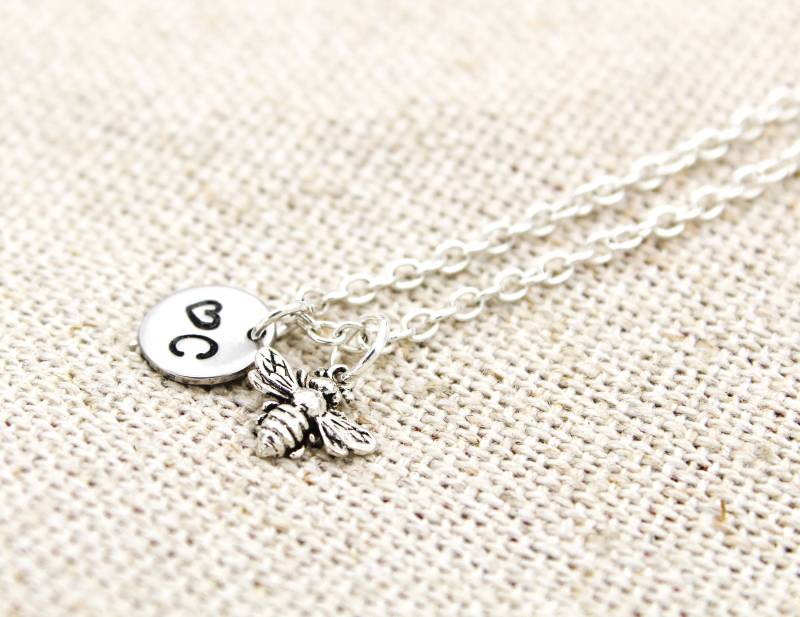 Honigbiene Halskette Mit Initial, Bienenkönigin Halskette, Honig Biene Charm Imker Geschenk, Hummel Schmuck, Bestäuber Schmuck Honigbiene Halskette Mit Initial, Bienenkönigin Halskette, Honig Biene Charm Imker Geschenk, Hummel Schmuck, Bestäuber Schmuck von OuterWonders