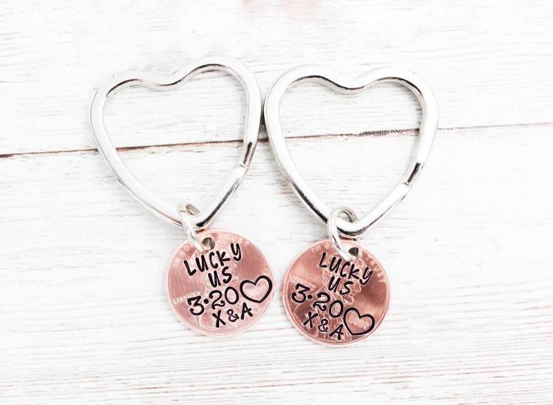 Lucky Us Penny Schlüsselbund Set, Braut Und Bräutigam Passende Geschenke, Jubiläum Schlüsselanhänger, Personalisierter Penny, Ehemanngeschenk Lucky Us Penny Schlüsselbund Set, Braut Und Bräutigam Passende Geschenke, Jubiläum Schlüsselanhänger, Personalisierter Penny, Ehemanngeschenk von OuterWonders