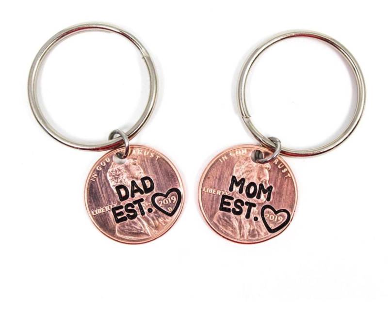 Mama Papa Schlüsselbund Set, Geschenk Für Neue Eltern, Zum Ersten Mal Papa, Mama, Est Schlüsselanhänger, Neues Baby Geschenk, Schwangerschaft Mama Papa Schlüsselbund Set, Geschenk Für Neue Eltern, Zum Ersten Mal Papa, Mama, Est Schlüsselanhänger, Neues Baby Geschenk, Schwangerschaft von OuterWonders