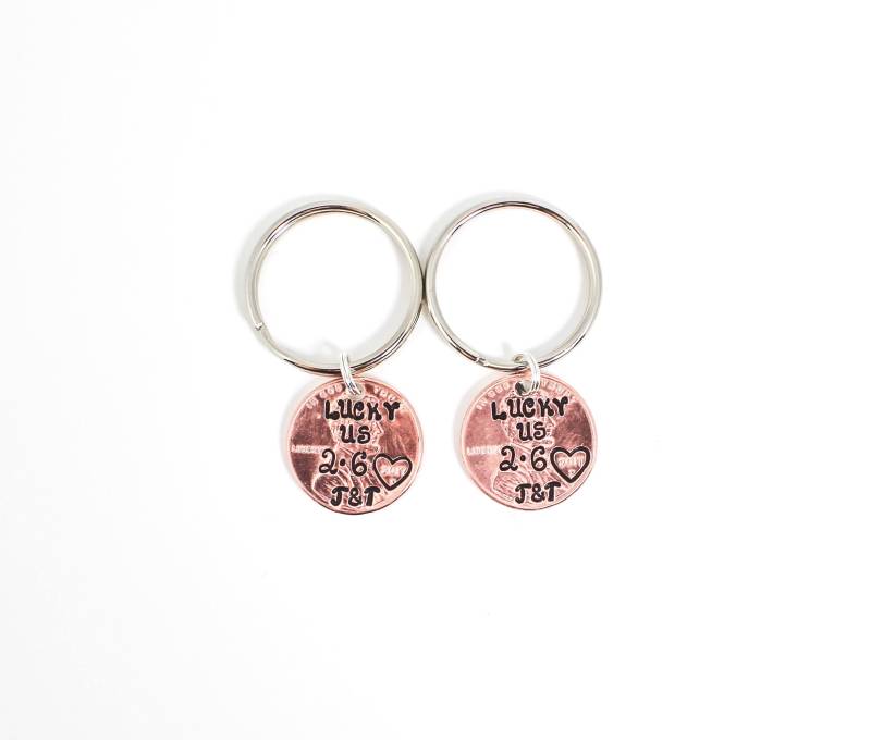 Paare Schlüsselanhänger Set, His & Her Keychain, Lucky Us Hochzeitsgeschenk, Jubiläumsgeschenk, Engagement, Custom Penny Love Paare Schlüsselanhänger Set, His & Her Keychain, Lucky Us Hochzeitsgeschenk, Jubiläumsgeschenk, Engagement, Custom Penny Love von OuterWonders