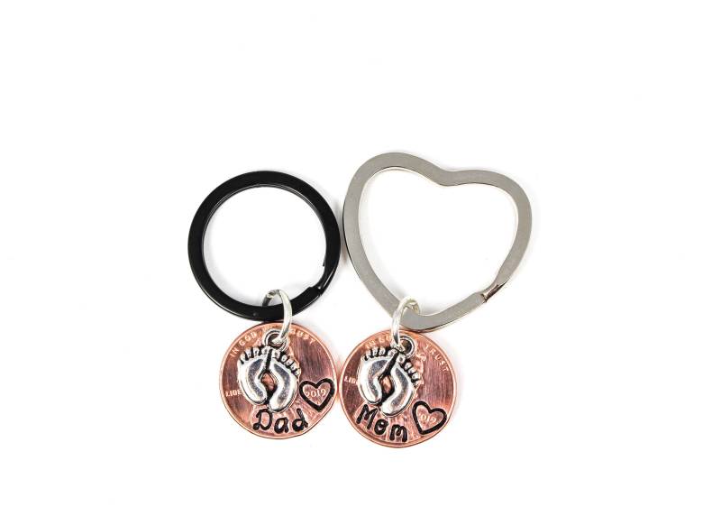 Passende Mama Und Papa Schlüsselanhänger, Schlüsselanhänger Set, Geschenk Für Neue Eltern, Neues Baby Geschenk, Baby-Dusche-Geschenke von OuterWonders