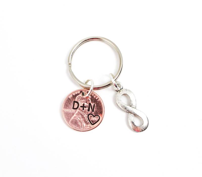 Personalisierte Penny Schlüsselanhänger, Paare Initialen Jahrestag Geschenke, Geschenk Für Freund, Infinity Hochzeit Bräutigam Personalisierte Penny Schlüsselanhänger, Paare Initialen Jahrestag Geschenke, Geschenk Für Freund, Infinity Hochzeit Bräutigam von OuterWonders