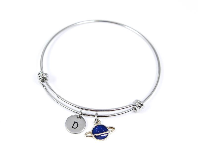 Saturn Armreif, Planet Armband, Initial Monogramm Planetenschmuck, Weltraumschmuck, Verstellbarer Armreif von OuterWonders