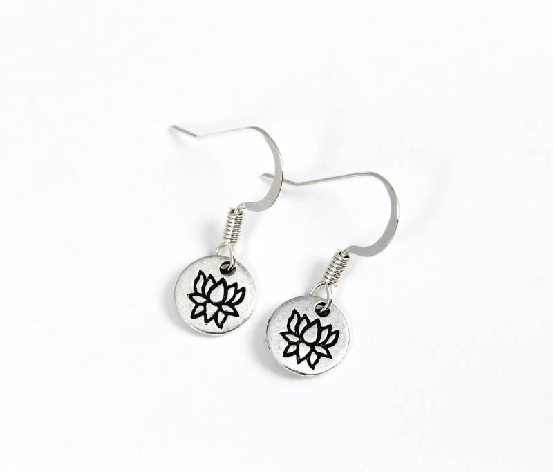 Zierliche Lotus Ohrringe, Blumen Yoga Lehrer Geschenk, Schmuck, Zen Geschenke, Liebhaber, Floral Geschenke Zierliche Lotus Ohrringe, Blumen Yoga Lehrer Geschenk, Schmuck, Zen Geschenke, Liebhaber, Floral Geschenke von OuterWonders