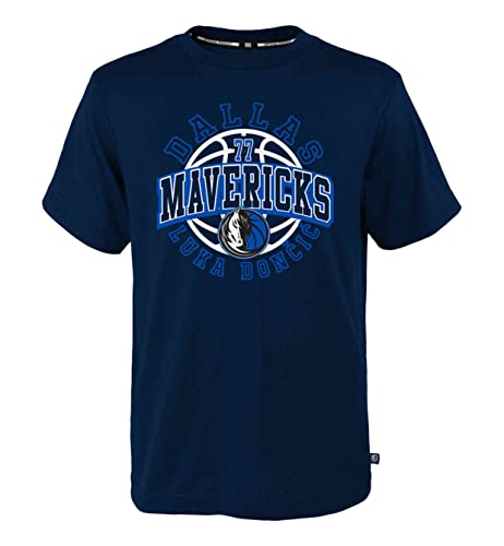 Outerstuff - NBA Dallas Mavericks Name and Number Graphic Team Luka Doncic T-Shirt Farbe Blau, Größe S von Outerstuff