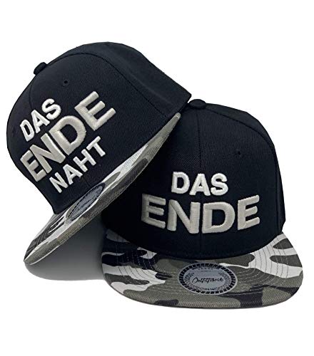 Outfitfabrik ♥ Cap Set, 2 Snapback Caps Das Ende naht und Das Ende in schwarz mit weiß/grau 3D-Stick, Schirm in Schnee-Camouflage (Statement, lustige Caps), One Size, für Männer und Frauen von Outfitfabrik