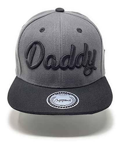 Outfitfabrik Snapback Cap „Daddy in dunkelgrau/anthrazit mit schwarzem Schirm und schwarzem 3D-Stick, One Size, Unisex, verstellbar von Outfitfabrik